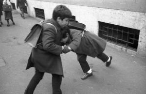 Milano - bambini giocano all'uscita da scuola