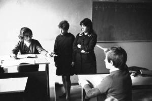 Adolescenti in classe durante la lezione