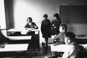 Adolescenti in classe durante la lezione