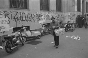 Milano - passante di fronte al muro del liceo Parini