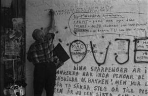 Svezia, Stoccolma - Un uomo aggiunge la propria scritta al graffito cittadino