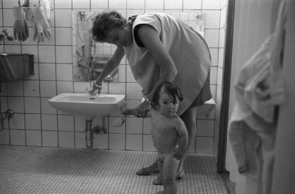 Svezia - Scuola materna - Educatrice e bambino al bagno