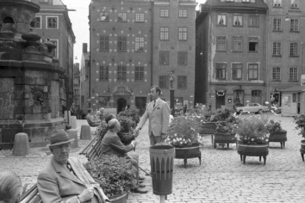 Svezia, Stoccolma - Gamla Stan - Città vecchia - Piazza pedonale con panchine e fioriere - Sullo sfondo case antiche