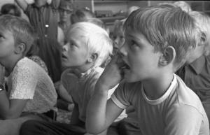 Svezia, Stoccolma - Gruppo di bambini che assiste ad uno spettacolo di burattini