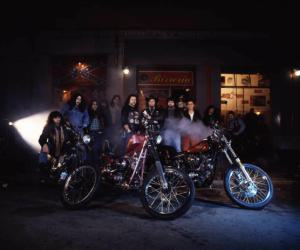 Pub per motociclisti - ritratto di gruppo di motociclisti davanti all'entrata