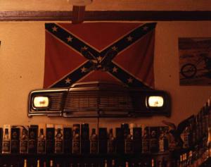 Pub per motociclisti - scorcio del bancone per la birra - In primo piano si nota la bandiera sudista americana
