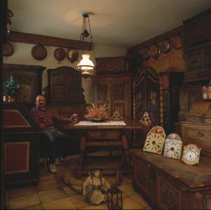 Ritratto maschile - Alberto Sacco - artigiano in posa tra mobili in legno