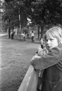 Svezia - Ritratto femminile - bambina alla staccionata del parco giochi