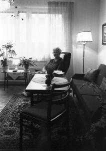 Svezia - Ritratto femminile - donna anziana nel salotto di casa