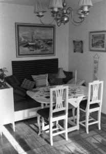 Svezia - Interno casa con divano e tavolo con sedie