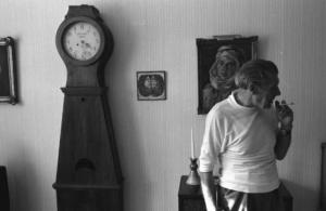 Svezia - Ritratto maschile - anziano nel salotto di casa con orologio a pendolo