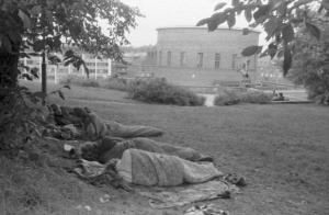 Svezia - Parco cittadino con giovani saccopelisti dormienti