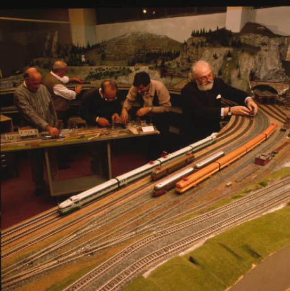Associazione fotomodellistica - Alcune persone lavorano alla sistemazione dei treni sui binari