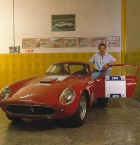 Autofficina macchine sportive - il proprietario di fianco a una vettura all'interno del salone espositivo