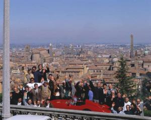 Dipendendi azienda automobilistica - Ritratto di gruppo - sullu sfondo si riconosce la città di Bologna