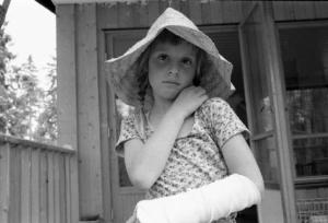 Svezia, Blidö - Ritratto femminile - Laudie bambina con il braccio ingessato
