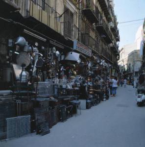 Palermo - Mercato delle pulci - Scorcio di una via con botteghe di rigattieri