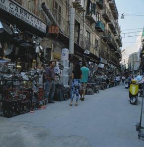 Palermo - Mercato delle pulci - Scorcio di una via con botteghe di rigattieri