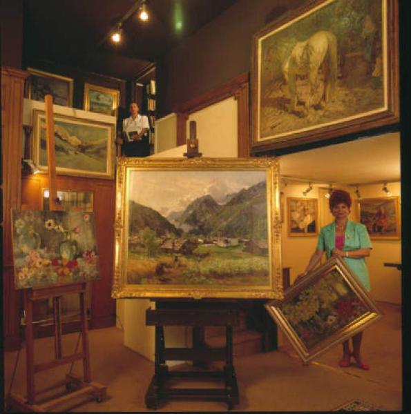 Berman arte figurativa - La titolare posa accanto ai dipinti esposti nel negozio