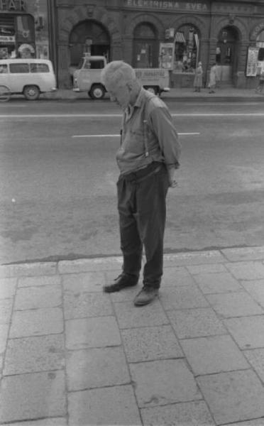 Svezia - Anziano sul marciapiede che fissa il selciato