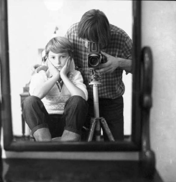 Autoritrattto di Enzo Nocera con bambino allo specchio