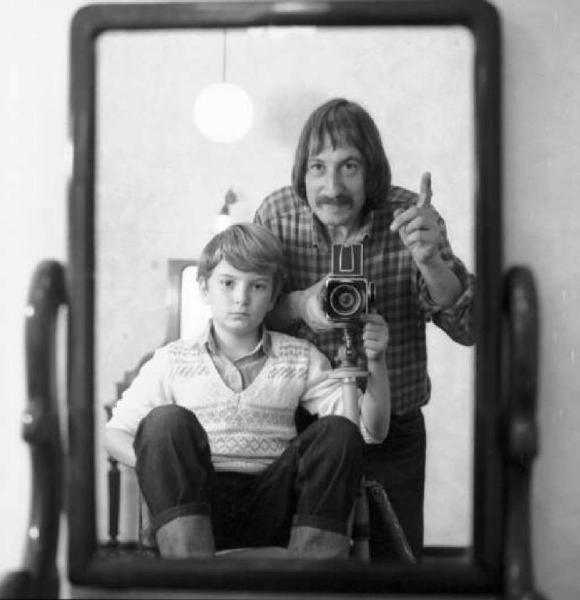 Autoritrattto di Enzo Nocera con bambino allo specchio