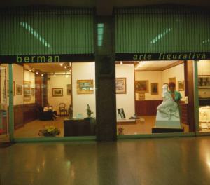 Berman arte figurativa - Ripresa esterna dell'ingresso del negozio con la titolare
