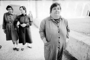 Ritratto di gruppo - donne passeggiano sotto i portici di un ospedale psichiatrico