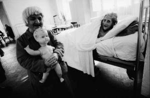 Ritratto di coppia - due ospiti dell'ospedale psichiatrico - Una di esse regge una bambola