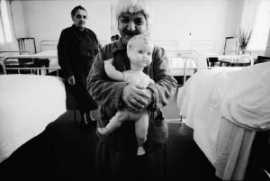 Ritratto di coppia - due ospiti dell'ospedale psichiatrico - Una di esse regge una bambola