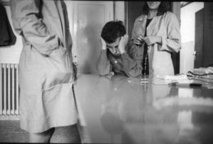 Due dottoresse e un ragazzino appoggiato con i gomiti sul tavolo