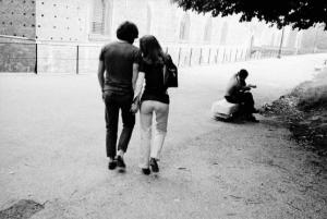 Giovane coppia che passeggia nel parco
