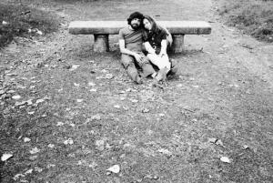 Giovane coppia seduta su una panchina del parco