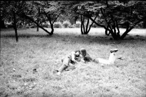 Giovane coppia sdraiata nell'erba del parco