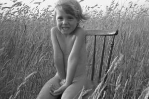 Svezia, öland - Laudie bambina seduta su una sedia in un campo di grano