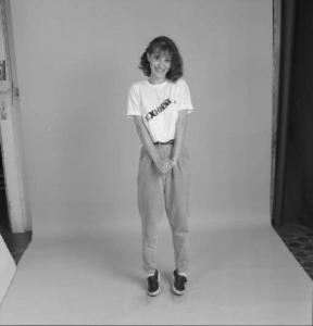 Ritratto femminile - ragazza con maglietta "Exhibit"