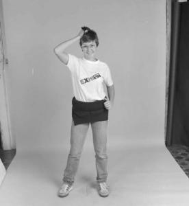 Ritratto femminile - ragazza con maglietta "Exhibit"