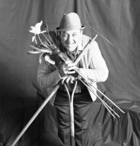 Ritratto maschile - anziano con rastrello e mazzo di fiori