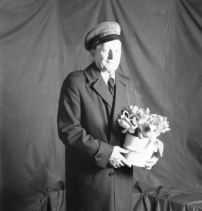 Ritratto maschile - anziano in divisa da ferroviere con vaso di fiori