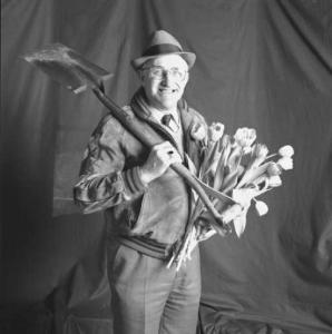 Ritratto maschile - anziano con badile e fiori