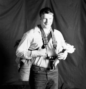 Ritratto maschile - giovane con macchina fotografica e mazzo di fiori