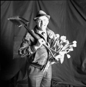 Ritratto maschile - anziano con badile e tulipani
