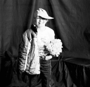 Ritratto maschile - ragazzino con mazzo di fiori sottobraccio