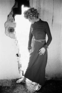 Ritratto femminile - modella posa all'interno di una casa abbandonata