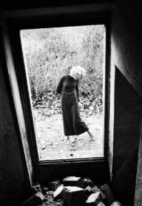 Ritratto femminile - modella posa all'esterno di una casa abbandonata