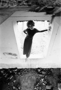 Ritratto femminile - modella posa appoggiata al vano vuoto di una finestra