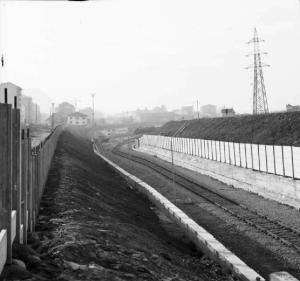 Massicciata della ferrovia e muro di cinta