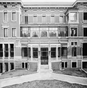 Milano - Cortile e ingresso di palazzo residenziale