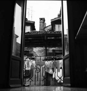 Milano - Panni stesi al balcone di una vecchia casa