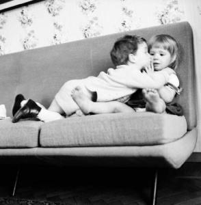 Bambino e bambina che giocano sul divano